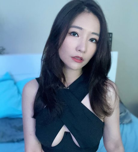 Nacktes geleaktes OnlyFans-Foto von Emily Wang