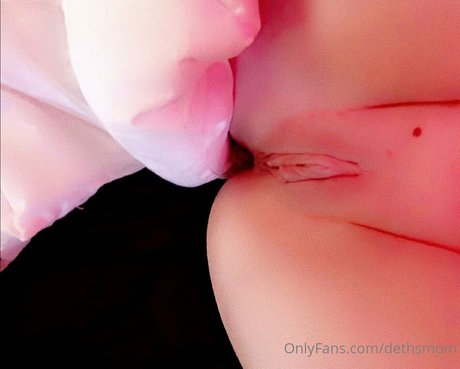 Nacktes geleaktes OnlyFans-Foto von Dethsmom