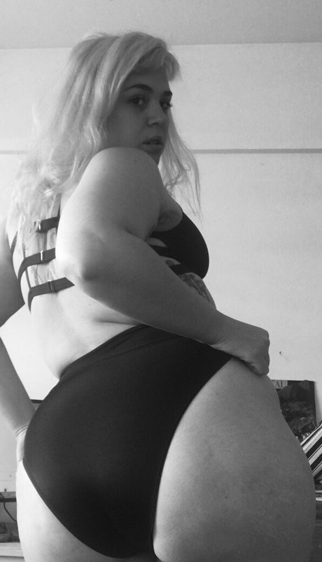 Nacktes geleaktes OnlyFans-Foto von Xxxriotxxx