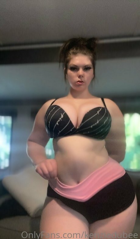 Nacktes geleaktes OnlyFans-Foto von Kenziedubee