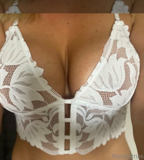 Nacktes geleaktes OnlyFans-Foto von Nipsstrips