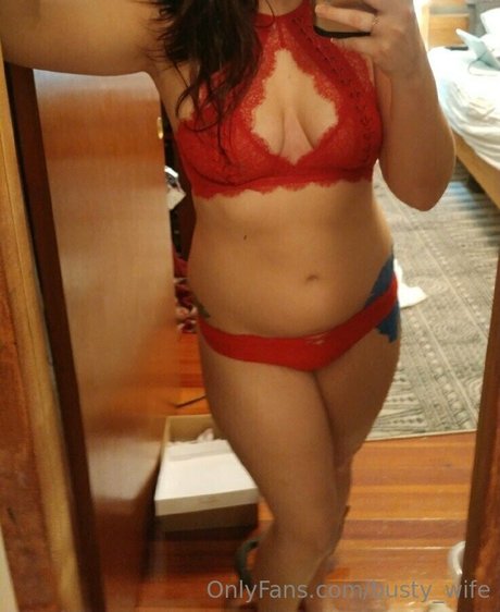 Nacktes geleaktes OnlyFans-Foto von Bustywife