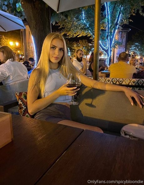 Nacktes geleaktes OnlyFans-Foto von Spicybloondie