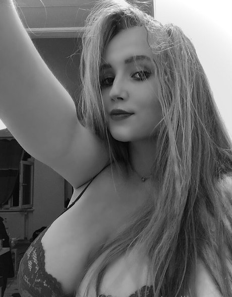 Nacktes geleaktes OnlyFans-Foto von Emiliaaverie