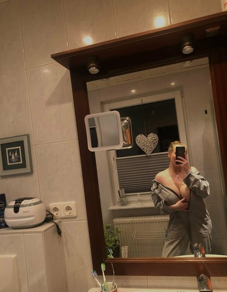Nacktes geleaktes OnlyFans-Foto von Emiliaaverie