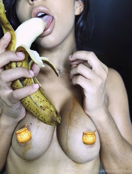 Nacktes geleaktes OnlyFans-Foto von Bronze Goddess
