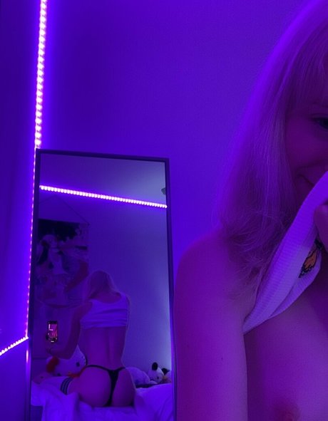 Nacktes geleaktes OnlyFans-Foto von Demonbvby