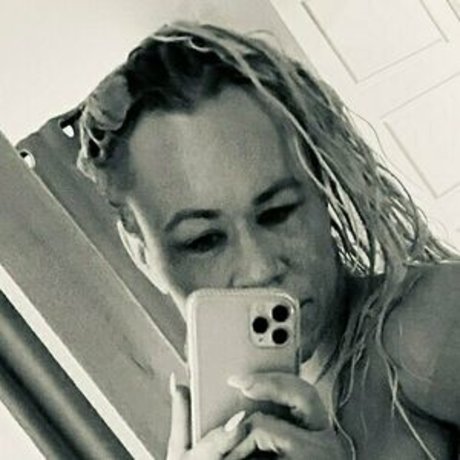 Nacktes geleaktes OnlyFans-Foto von Aleesha Young