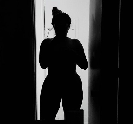 Nacktes geleaktes OnlyFans-Foto von Miabellydancerofficial