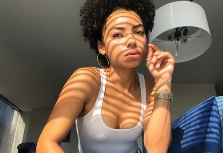 Nacktes geleaktes OnlyFans-Foto von Logan Browning