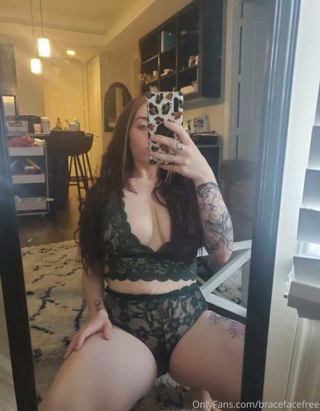 Nacktes geleaktes OnlyFans-Foto von Bracefacefree