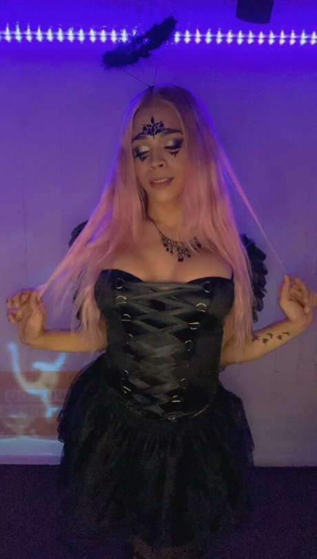 Nacktes geleaktes OnlyFans-Foto von Ravenbabe
