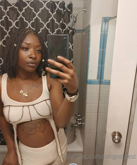 Nacktes geleaktes OnlyFans-Foto von Ratigoddest