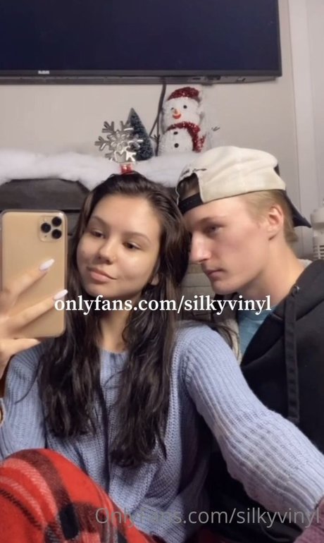 Nacktes geleaktes OnlyFans-Foto von Silkyvinyl