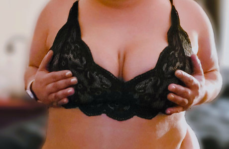 Nacktes geleaktes OnlyFans-Foto von Caribbeanmamaxoxo