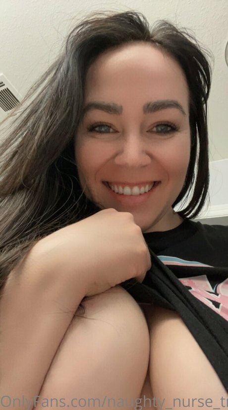 Nacktes geleaktes OnlyFans-Foto von Naughtynursetrina