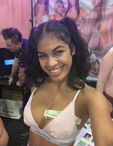 Nacktes geleaktes OnlyFans-Foto von Therealmayafarrell