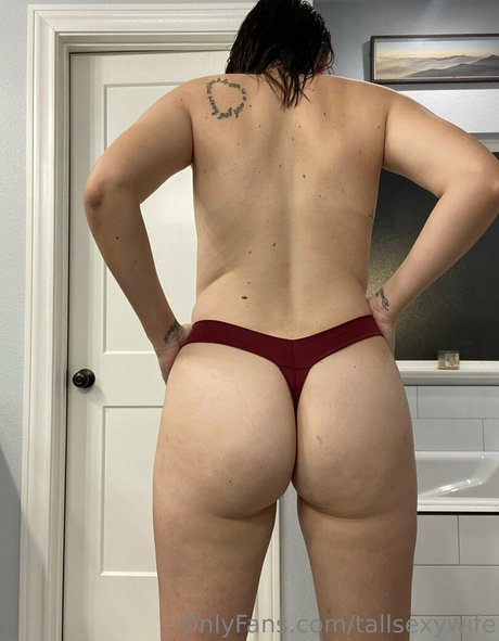 Nacktes geleaktes OnlyFans-Foto von Tallsexywife