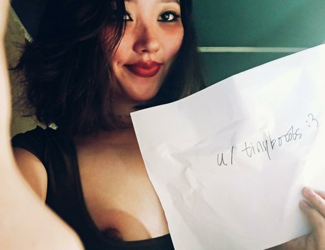Nacktes geleaktes OnlyFans-Foto von Tinybooobs