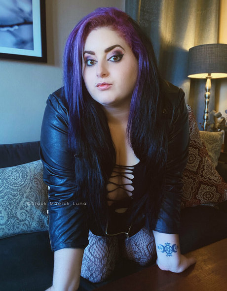 Nacktes geleaktes OnlyFans-Foto von Blackmagickluna