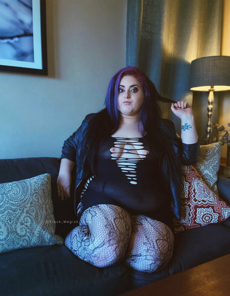 Nacktes geleaktes OnlyFans-Foto von Blackmagickluna