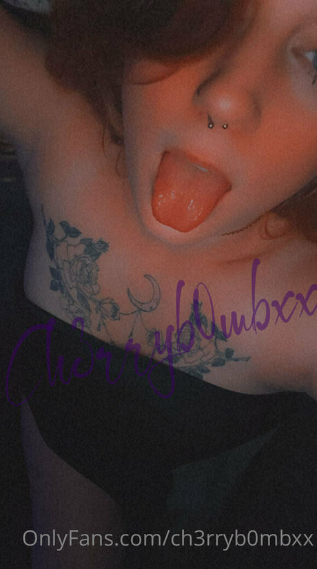 Nacktes geleaktes OnlyFans-Foto von Ch3rryb0mbxx