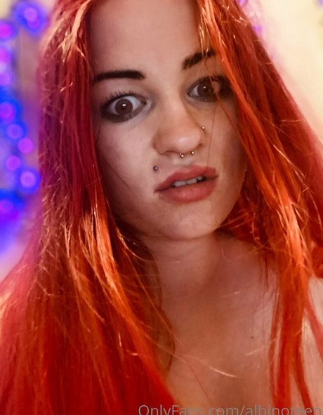 Nacktes geleaktes OnlyFans-Foto von Albinoteen