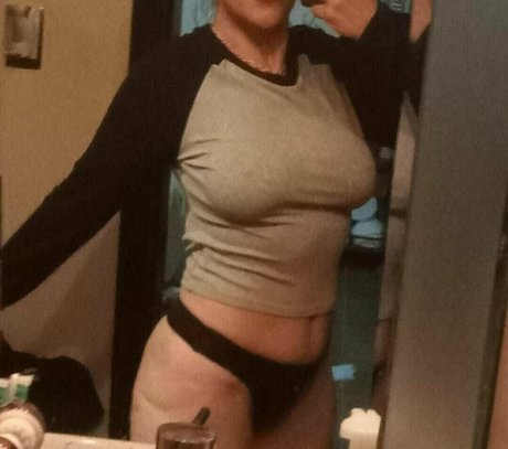 Nacktes geleaktes OnlyFans-Foto von Fantasymommy
