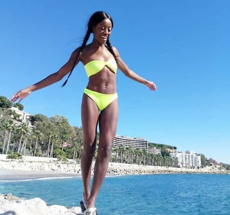 Nacktes geleaktes OnlyFans-Foto von Aj Odudu
