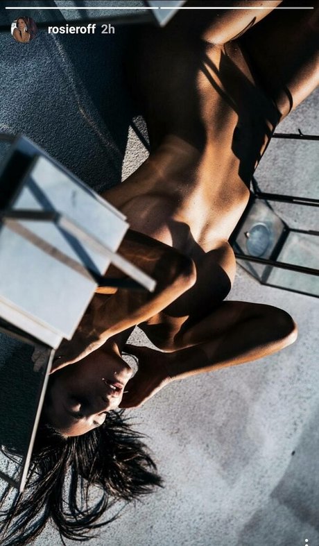 Nacktes geleaktes OnlyFans-Foto von Rosie Roff