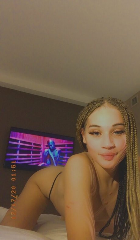 Nacktes geleaktes OnlyFans-Foto von Nevenevnev
