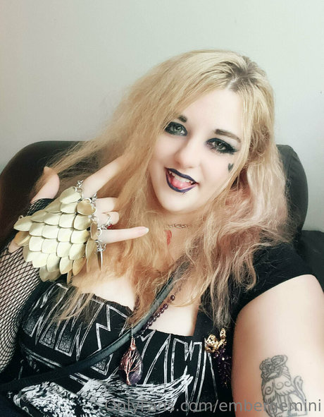Nacktes geleaktes OnlyFans-Foto von Embergemini