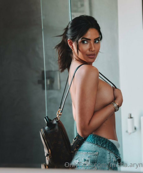 Nacktes geleaktes OnlyFans-Foto von Misha Aryn