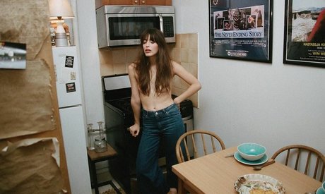 Nacktes geleaktes OnlyFans-Foto von Louise Follain