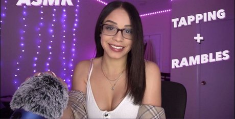 Nacktes geleaktes OnlyFans-Foto von Somiiiasmr