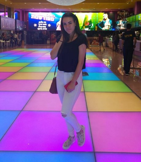 Nacktes geleaktes OnlyFans-Foto von Sara Avni