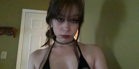 Nacktes geleaktes OnlyFans-Foto von Sluttylilypad