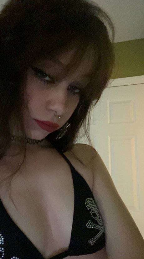 Nacktes geleaktes OnlyFans-Foto von Sluttylilypad