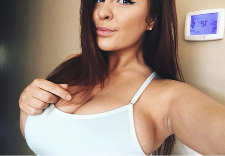Nacktes geleaktes OnlyFans-Foto von Katie Larowe
