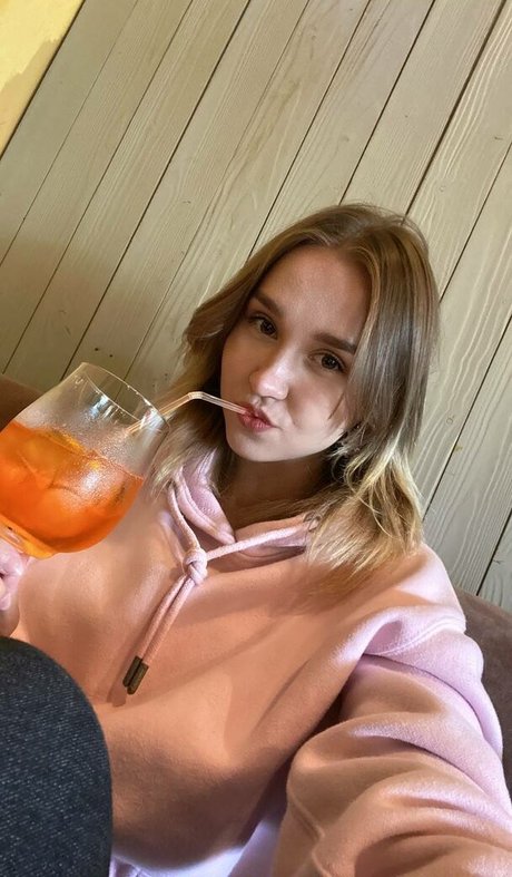 Nacktes geleaktes OnlyFans-Foto von Dollhole  Grabfuck