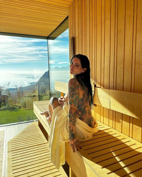 Nacktes geleaktes OnlyFans-Foto von Riae