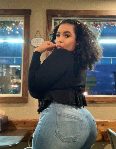 Nacktes geleaktes OnlyFans-Foto von Deanelizyunes