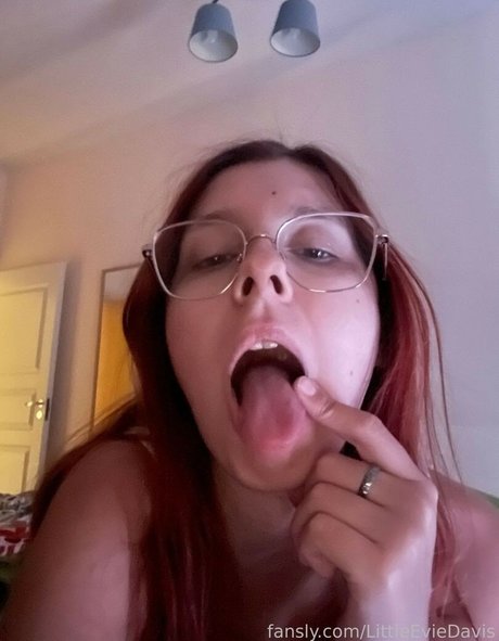 Nacktes geleaktes OnlyFans-Foto von Littleeviedavis