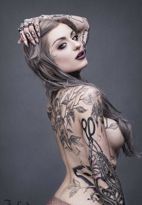 Nacktes geleaktes OnlyFans-Foto von Tattoo Artists