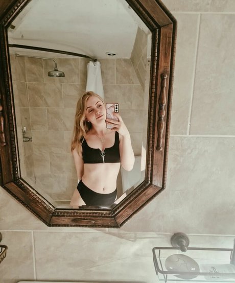 Nacktes geleaktes OnlyFans-Foto von Olivia Tucker