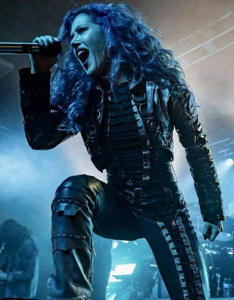 Nacktes geleaktes OnlyFans-Foto von Womenmetal