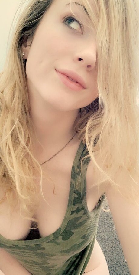 Nacktes geleaktes OnlyFans-Foto von Snowdogmom
