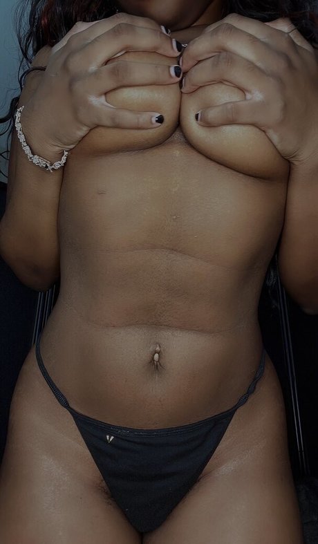 Nacktes geleaktes OnlyFans-Foto von Sierraemari