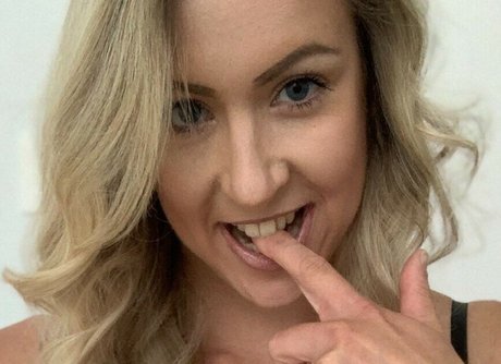 Nacktes geleaktes OnlyFans-Foto von Charlie Emma