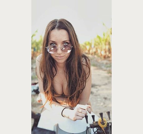 Nacktes geleaktes OnlyFans-Foto von Liza Alt